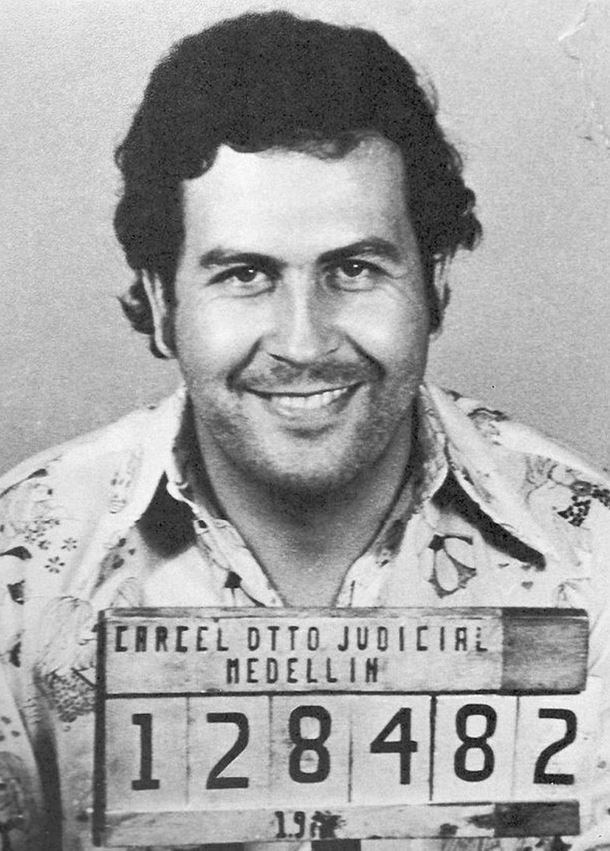 2 Diciembre 1993 Fallece Pablo Escobar tras ser abatido por el Bloque de Búsqueda