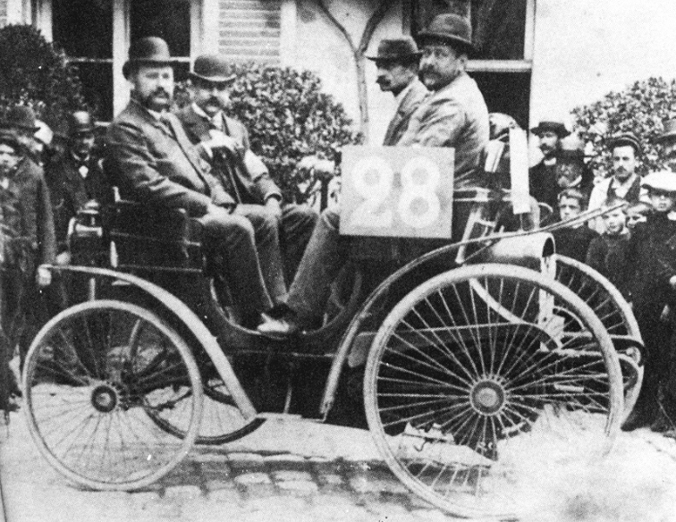 11 Junio 1895 se celebra la primera carrera automovilística de la Historia