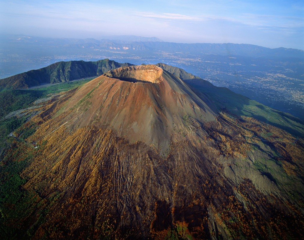 24 Agosto 79 d.C entra en erupción el Vesubio sepultando la ciudad de Pompeya