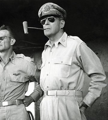 26 de julio de 1941 El general Douglas MacArthur es enviado a Filipinas como comandante de las fuerzas estadounidenses en el Extremo Oriente