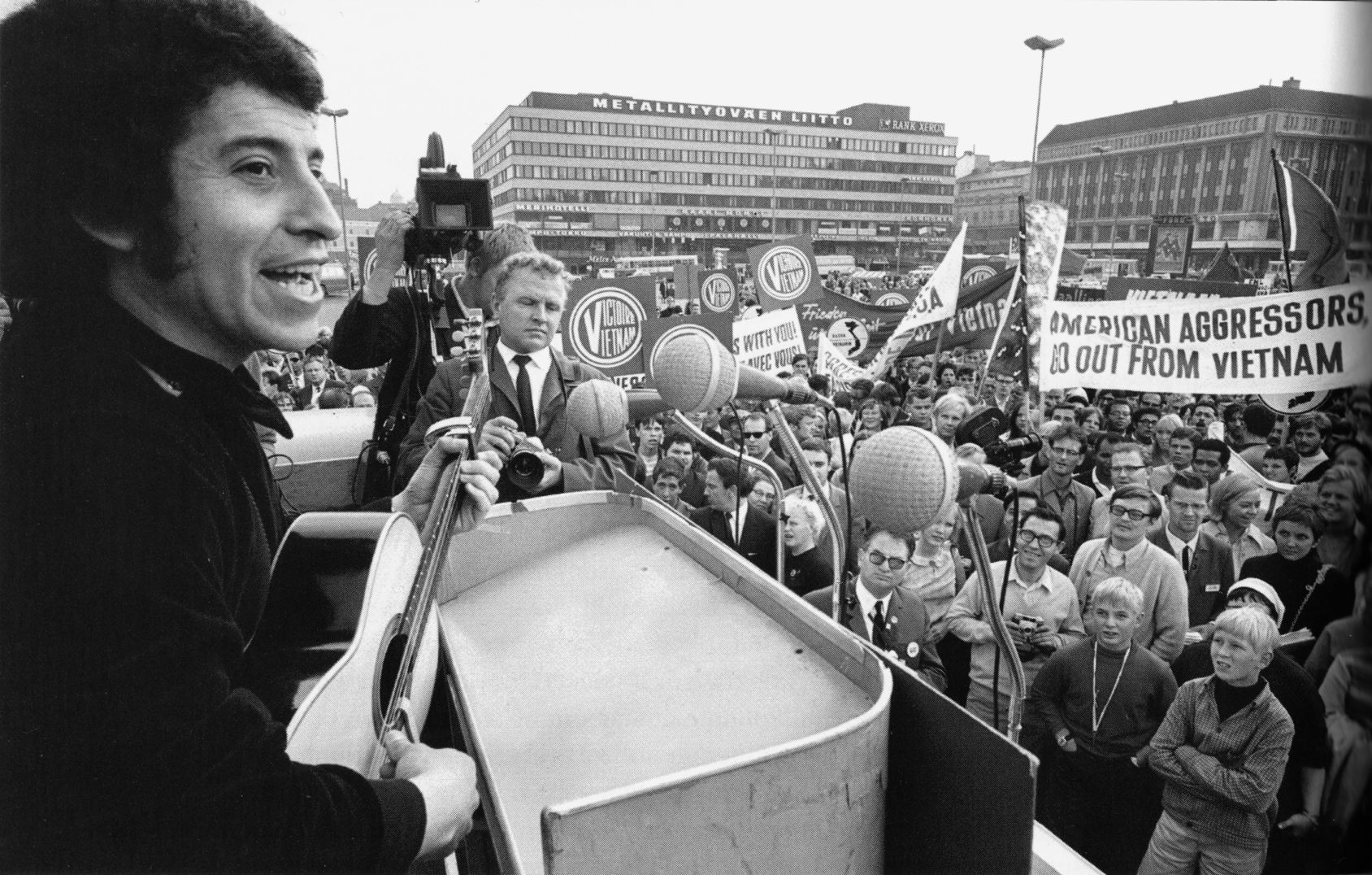 16 de septiembre de 1973 Agentes de Pinochet torturan y asesinan al cantautor Víctor Jara en Santiago de Chile