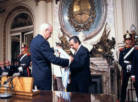 30 de octubre de 1983 Raúl Alfonsín gana las elecciones tras el Proceso de Reorganización Nacional