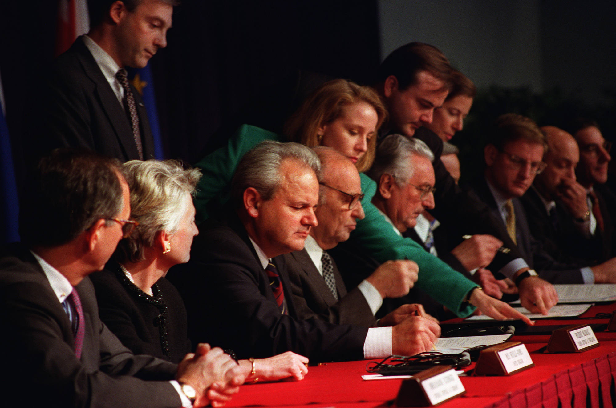 6 de octubre del 2000 Slobodan Milošević dimite como Presidente de Yugoslavia